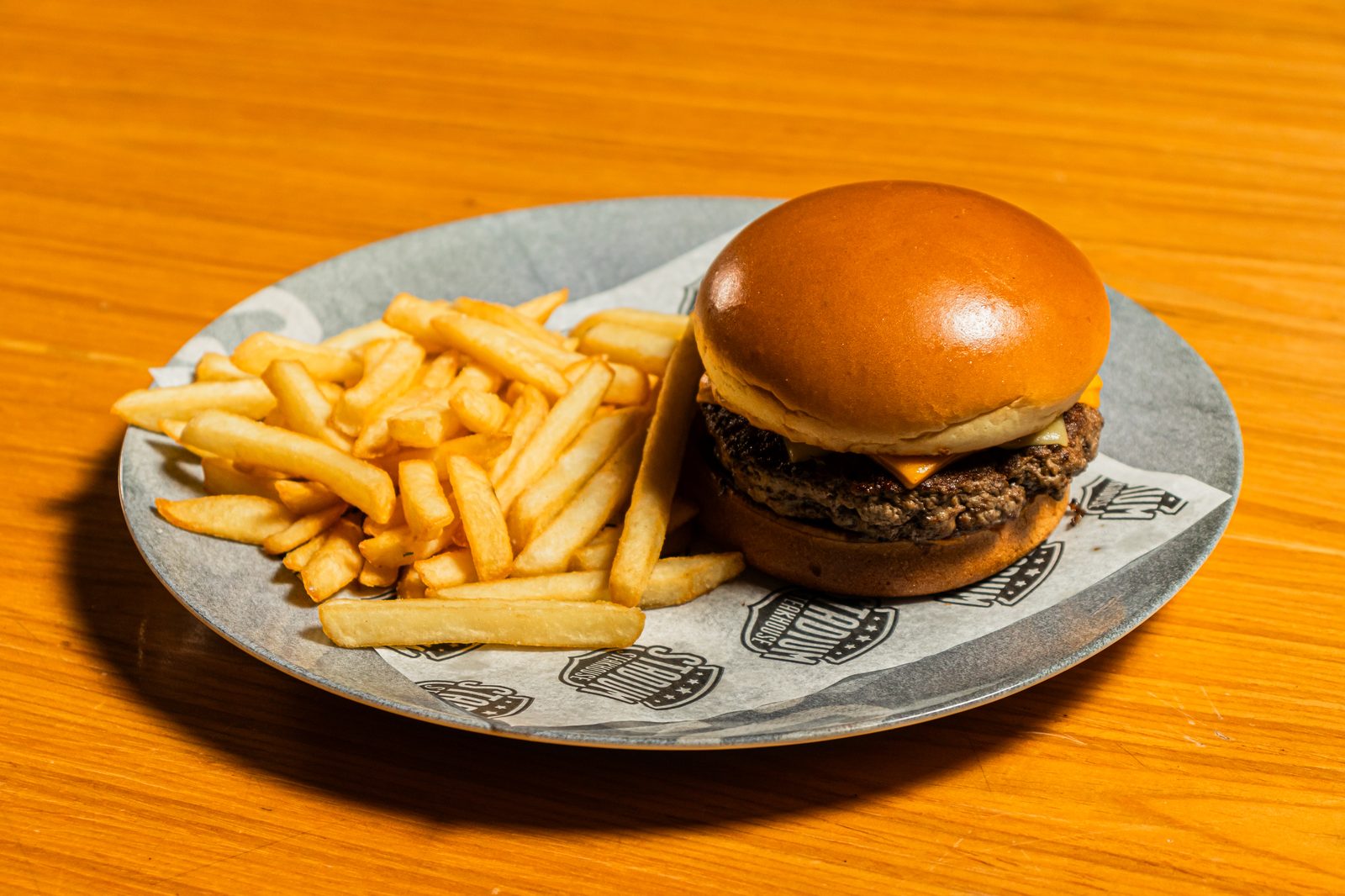Cheeseburguer — pão brioche, carne 210g, duas fatias de queijo e ranch