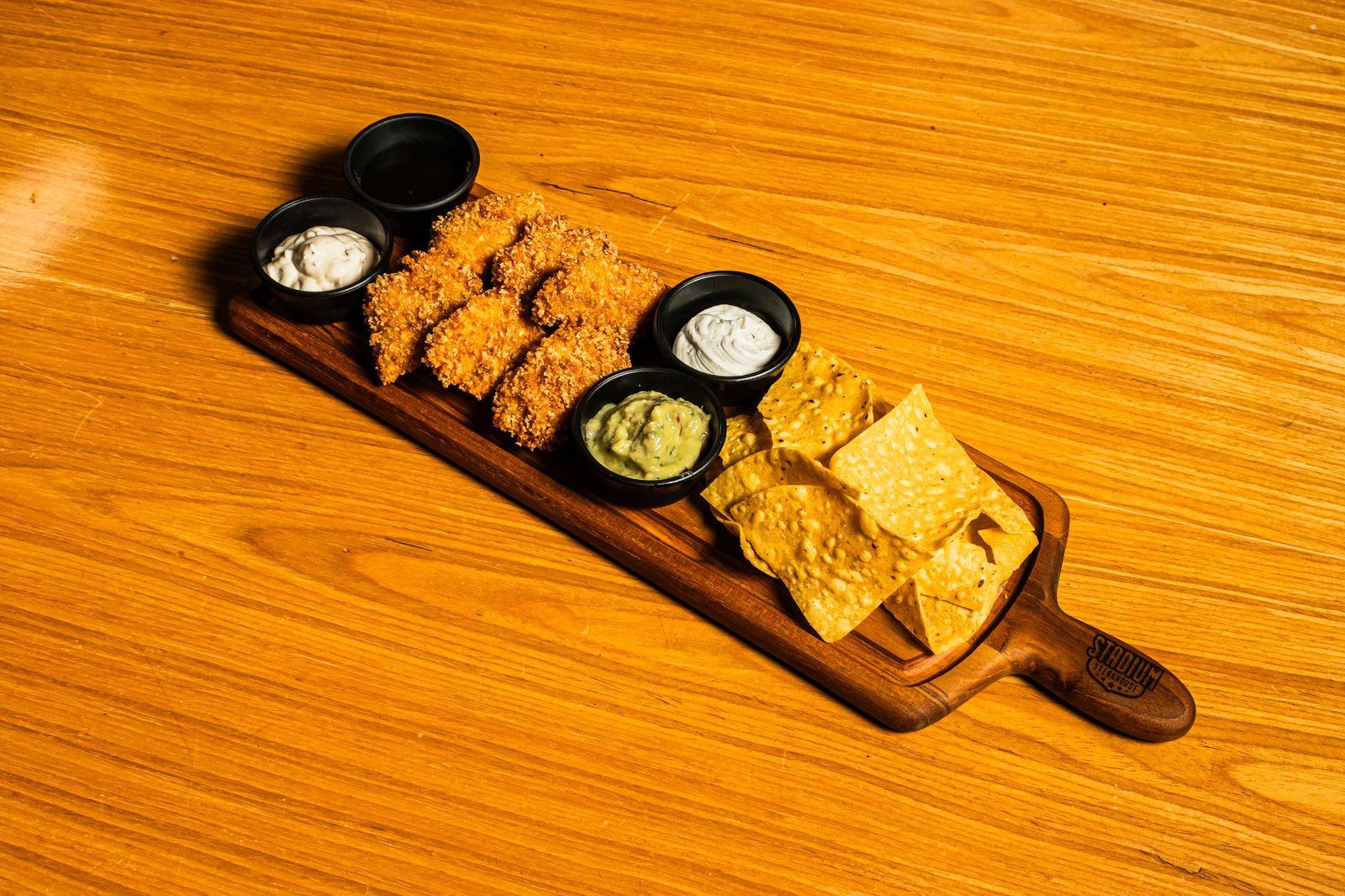 Clássico Azteca — peixinho empanado e tortilhas com quatro molhos