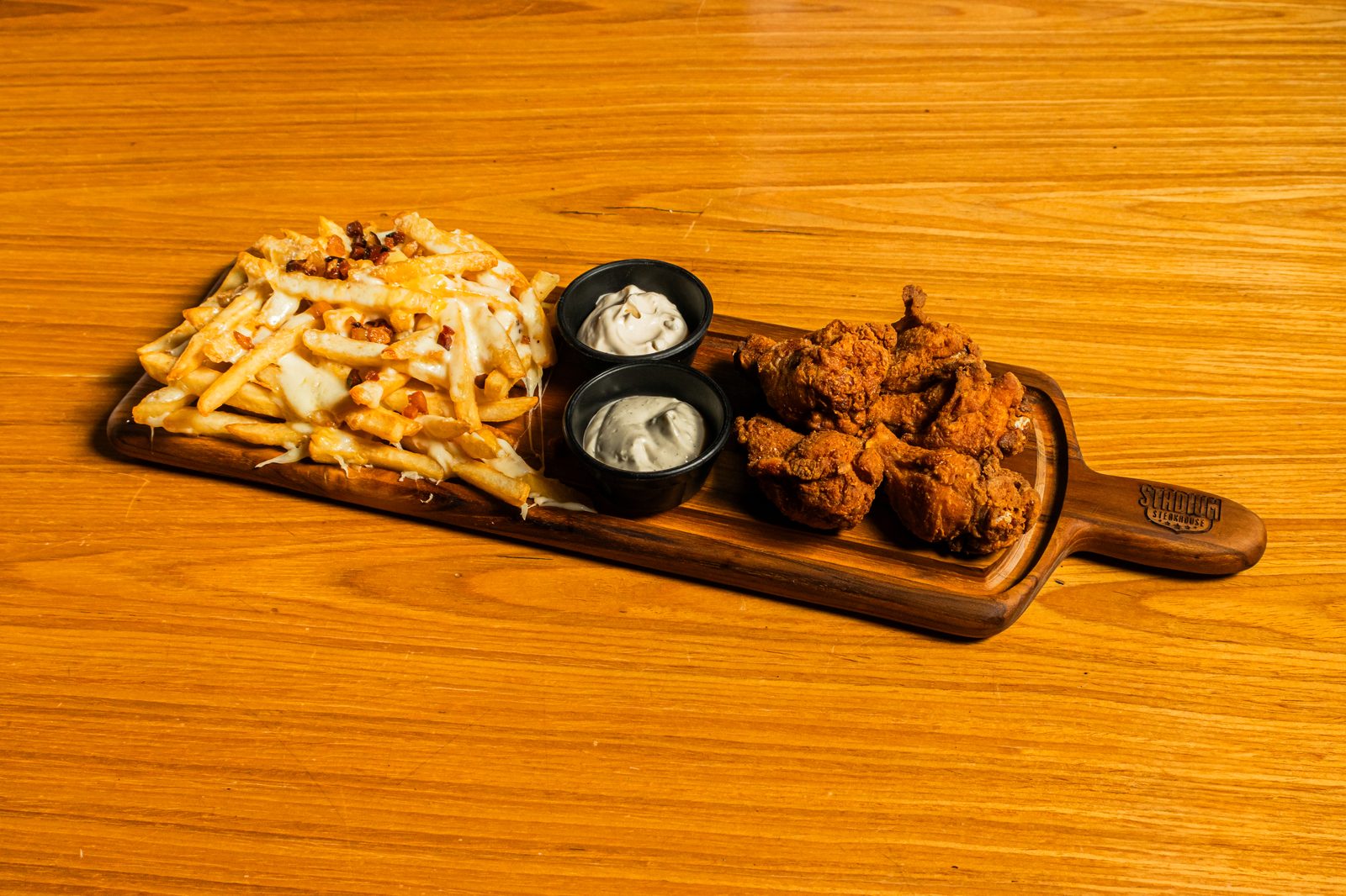 Dobradinha Perfeita — meia fries team e cinco wings com molhos