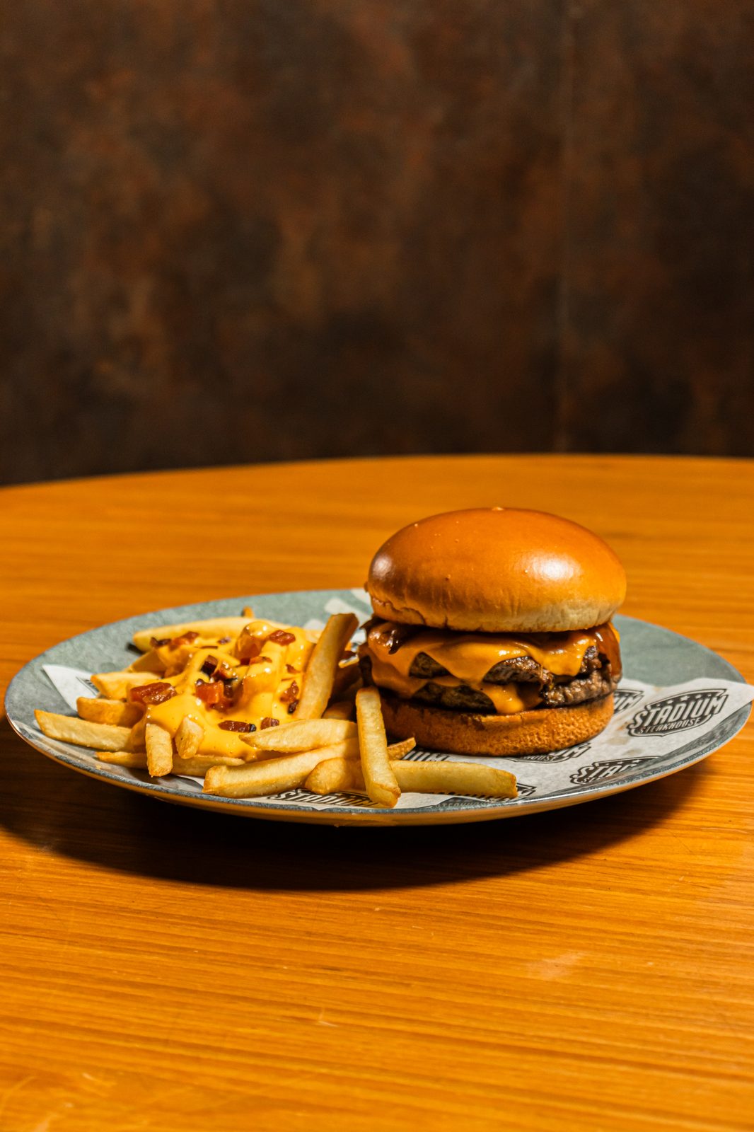 Love — pão brioche, duas carnes, cheddar e cebola grelhada